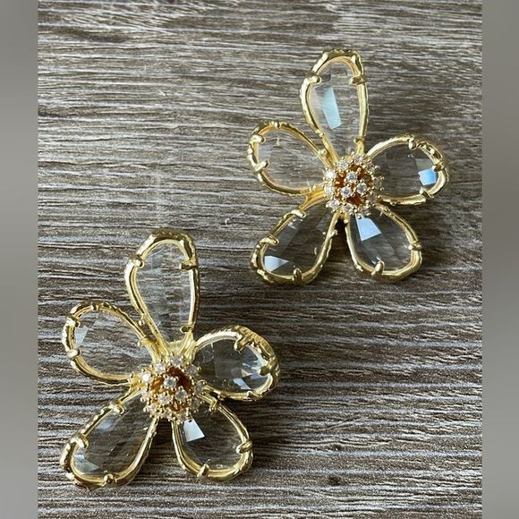 Clear flower stud earringsāA182 - Picture 2 of 5
